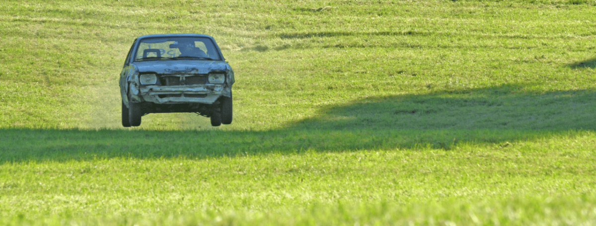 Il margine in un'immagine: come si rappresenta? Noi abbiamo scelto in modo ironico un'auto che si muove su un campo in cui non ci sono strade.